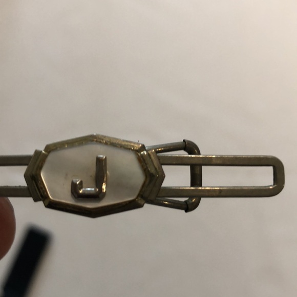 Vintage mother of pearl “J” initial tie clip - Picture 3 of 3